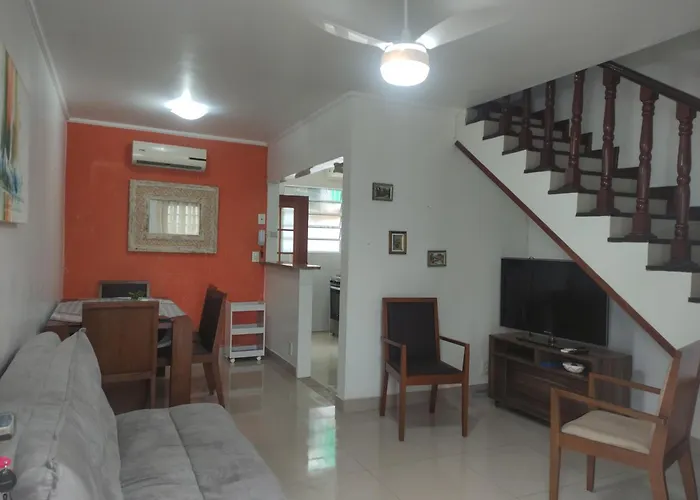 CASA EM CONDOMÍNIO- PRAIAS TOMBO E ASTÚRIAS NO GUARUJÁ - 2 quartos - 2 banheiros- ar cond - quintal - churrasqueira